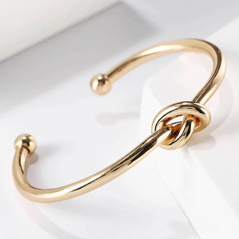 Brazalete de acero inoxidable con nudo vintage: diseño elegante y atemporal.