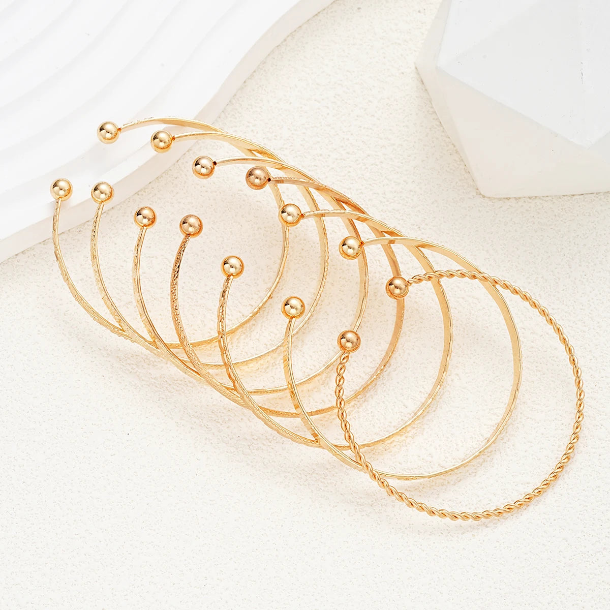 Conjunto de 7 pulseras doradas: elegantes y modernas
