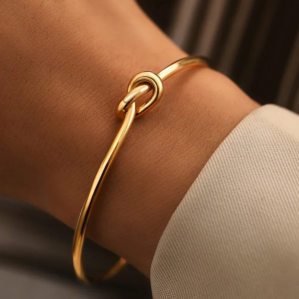 Brazalete de acero inoxidable con nudo vintage: diseño elegante y atemporal.