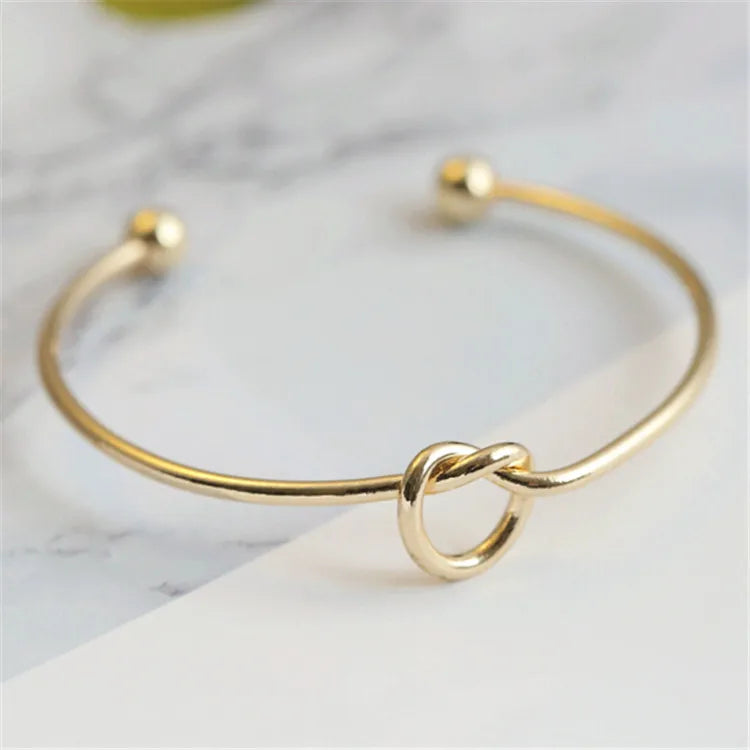 Brazalete de acero inoxidable con nudo vintage: diseño elegante y atemporal.