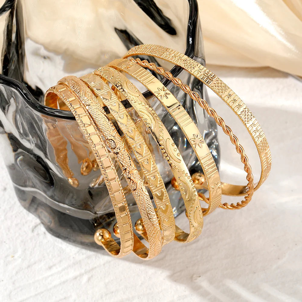 Conjunto de 7 pulseras doradas: elegantes y modernas