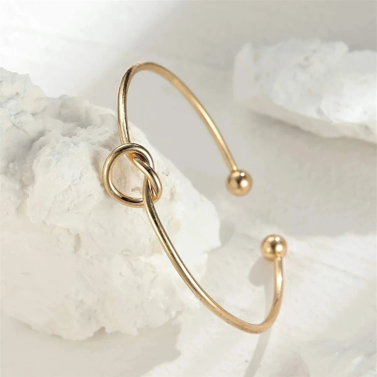 Brazalete de acero inoxidable con nudo vintage: diseño elegante y atemporal.