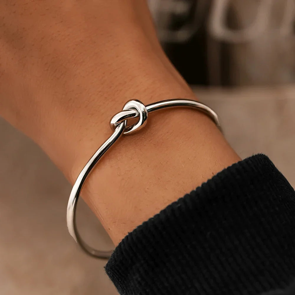 Brazalete de acero inoxidable con nudo vintage: diseño elegante y atemporal.