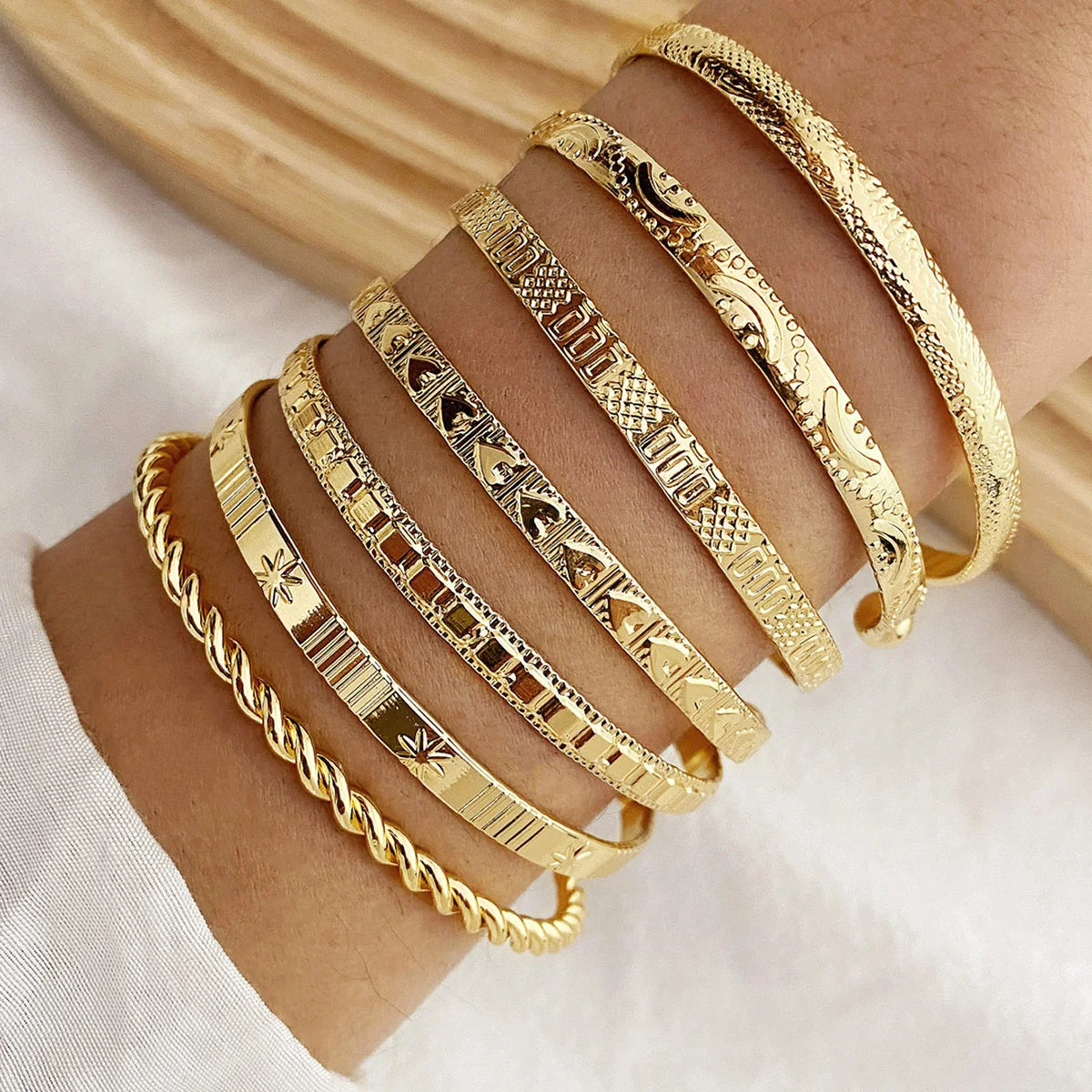 Conjunto de 7 pulseras doradas: elegantes y modernas