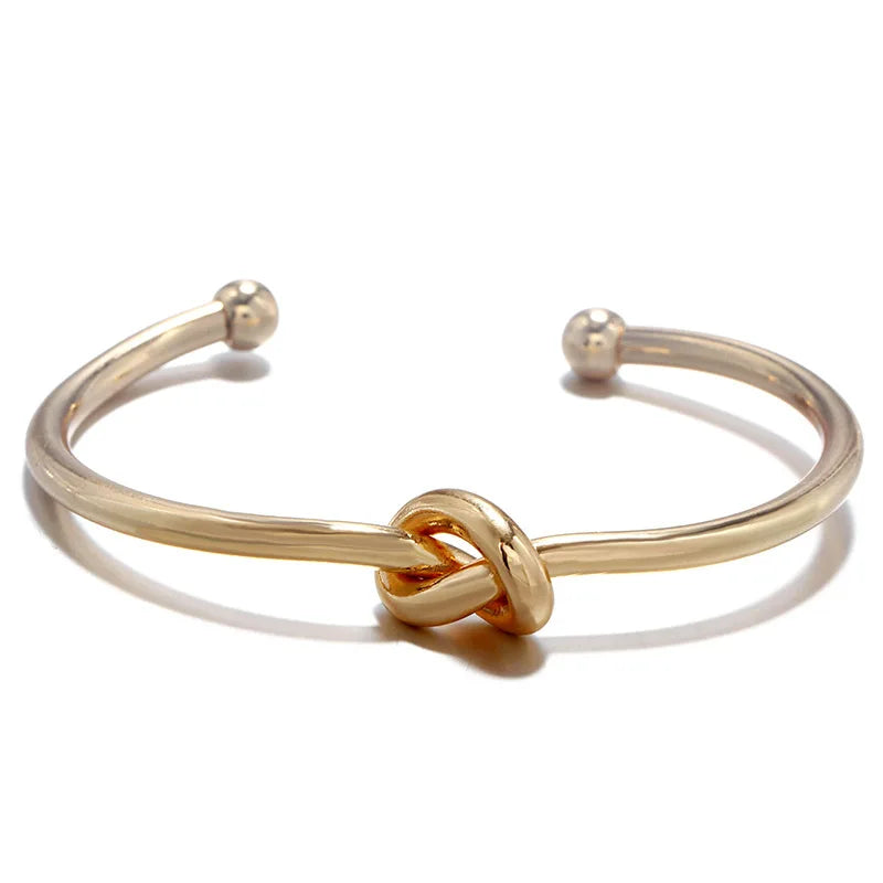 Brazalete de acero inoxidable con nudo vintage: diseño elegante y atemporal.