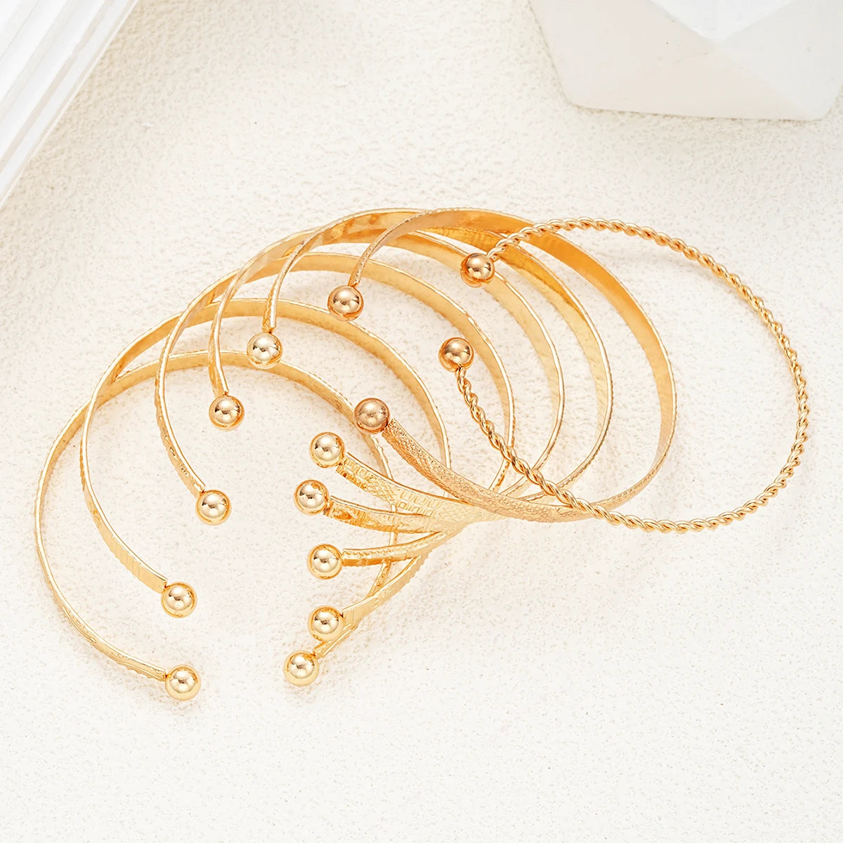 Conjunto de 7 pulseras doradas: elegantes y modernas