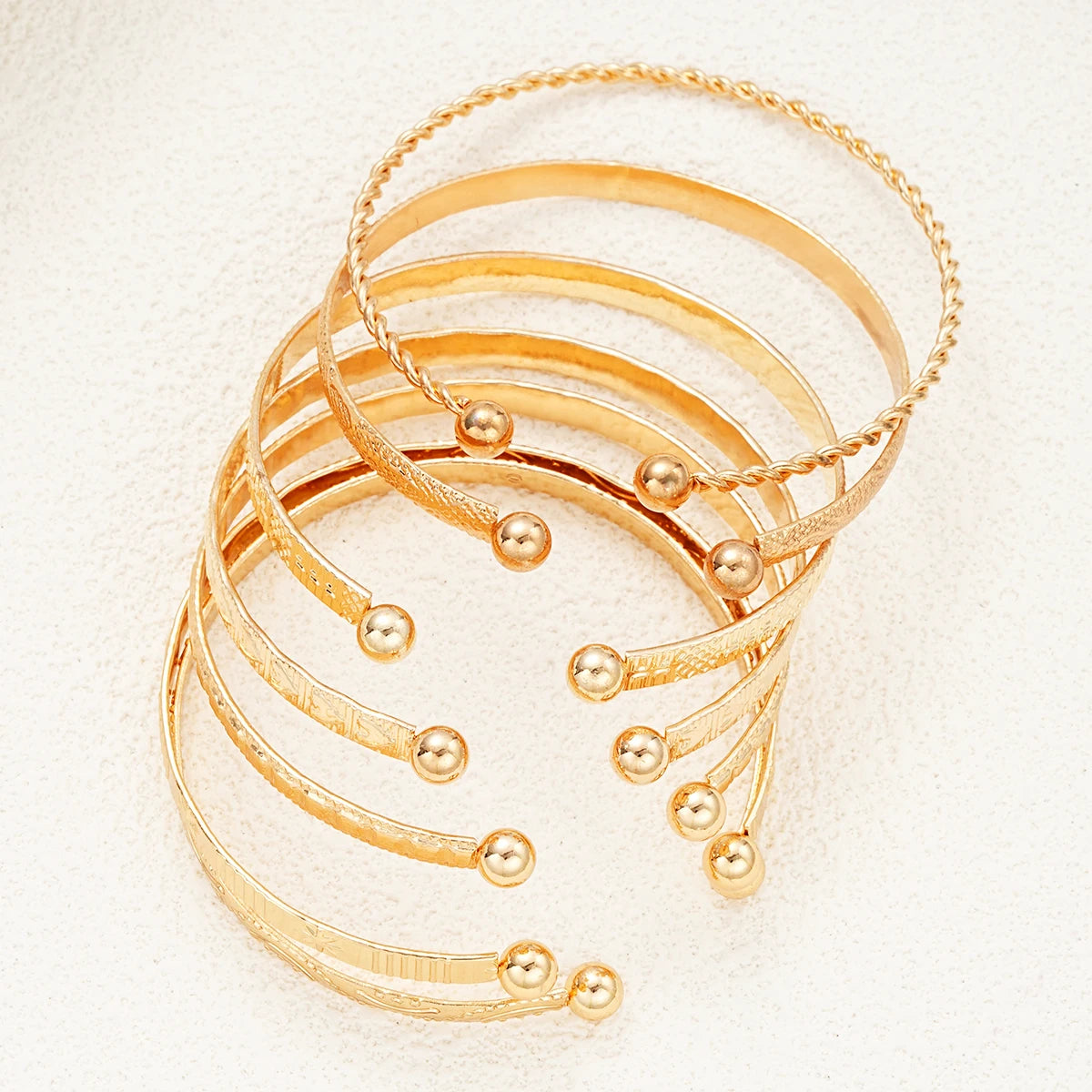 Conjunto de 7 pulseras doradas: elegantes y modernas
