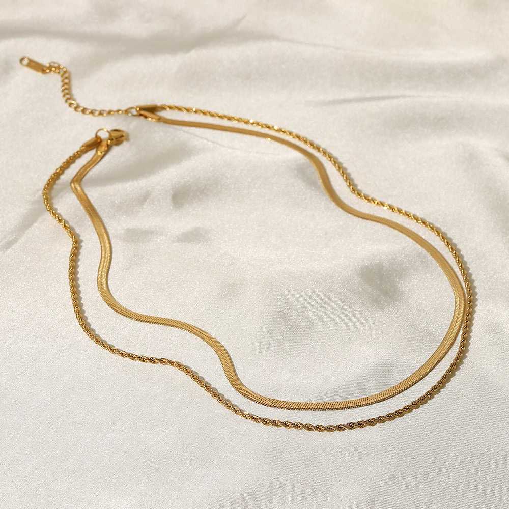 Collar de serpiente plano chapado en oro de 18 quilates: elegante y con estilo