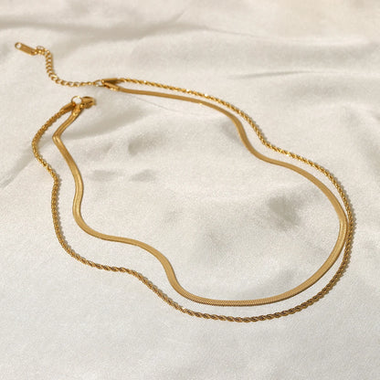 Collar de serpiente plano chapado en oro de 18 quilates: elegante y con estilo