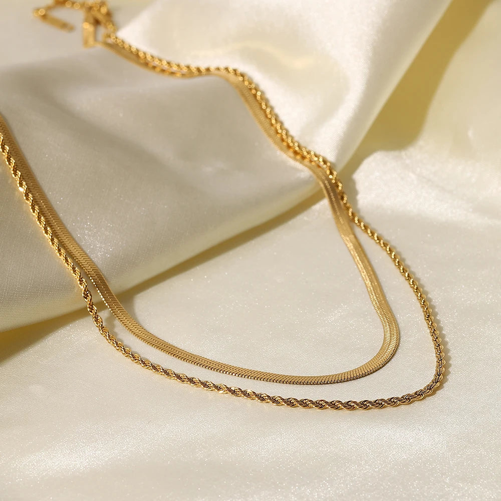 Collar de serpiente plano chapado en oro de 18 quilates: elegante y con estilo