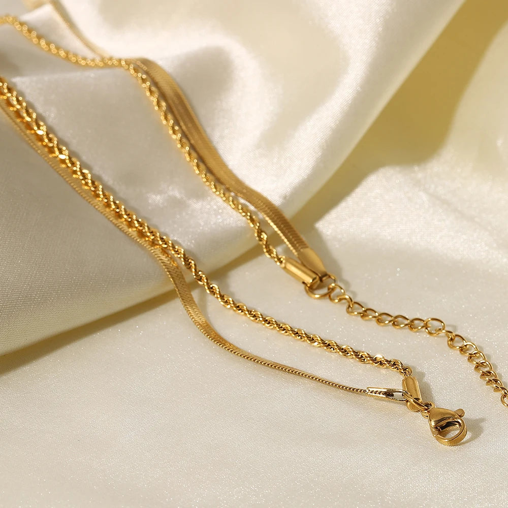 Collar de serpiente plano chapado en oro de 18 quilates: elegante y con estilo