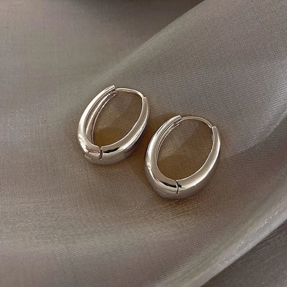 Pendientes de aro clásicos de metal liso: diseño elegante y atemporal.