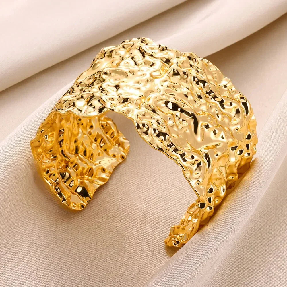 Brazaletes dorados texturizados: diseño elegante y ajustable