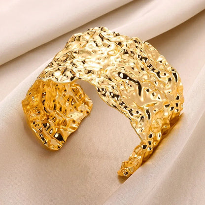 Brazaletes dorados texturizados: diseño elegante y ajustable