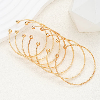 Conjunto de 7 pulseras doradas: elegantes y modernas