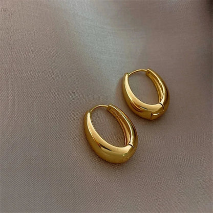 Pendientes de aro clásicos de metal liso: diseño elegante y atemporal.