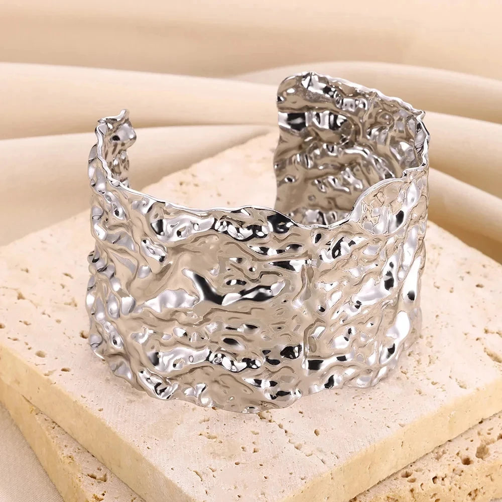 Brazaletes dorados texturizados: diseño elegante y ajustable