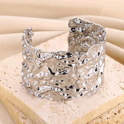 Brazaletes dorados texturizados: diseño elegante y ajustable
