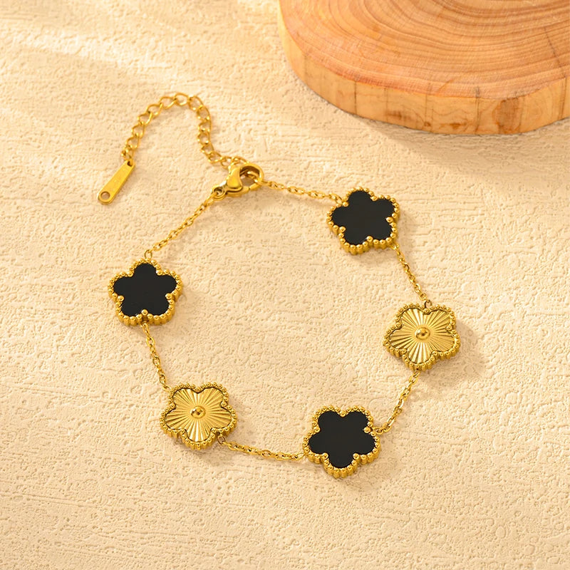 Pulsera ajustable de acero inoxidable reversible con flores: elegante y versátil.