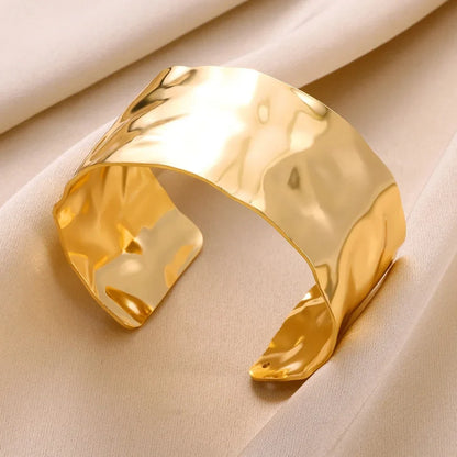 Brazaletes dorados texturizados: diseño elegante y ajustable