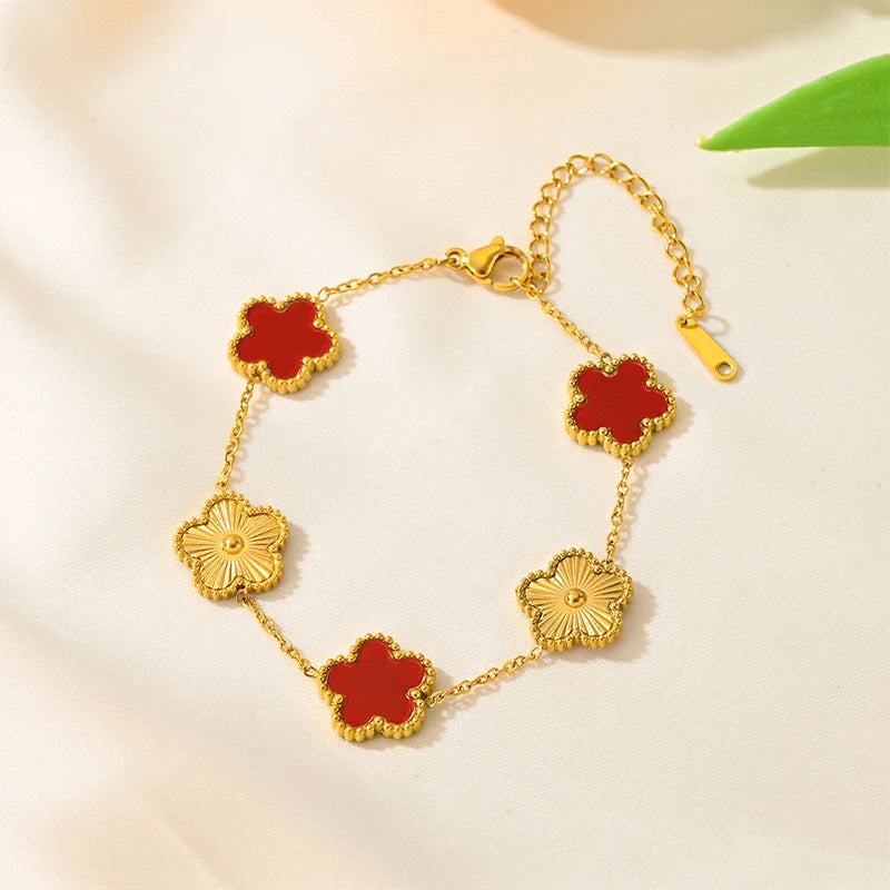 Pulsera ajustable de acero inoxidable reversible con flores: elegante y versátil.
