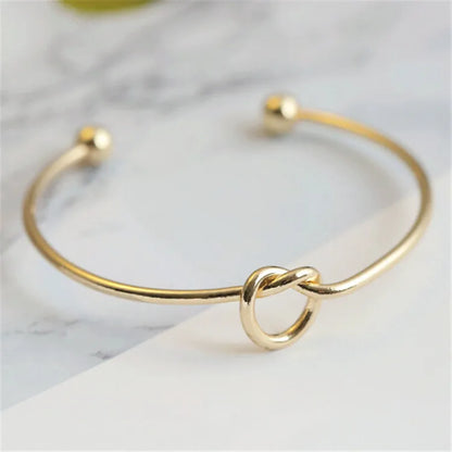 Brazalete de acero inoxidable con nudo vintage: diseño elegante y atemporal.