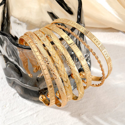 Conjunto de 7 pulseras doradas: elegantes y modernas