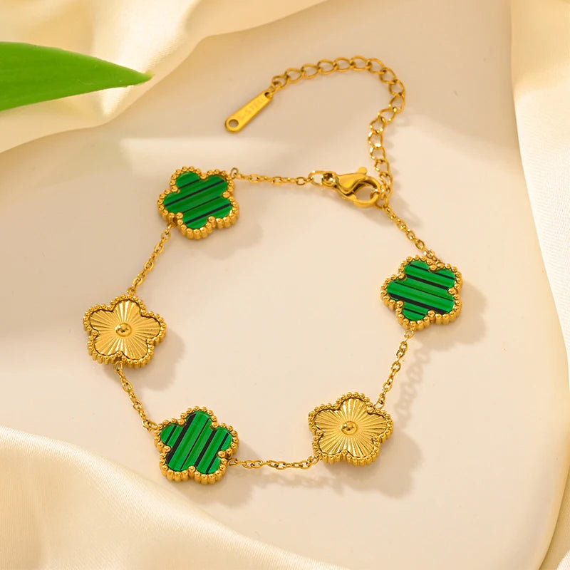 Pulsera ajustable de acero inoxidable reversible con flores: elegante y versátil.