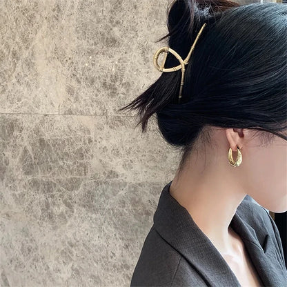 Pendientes de aro clásicos de metal liso: diseño elegante y atemporal.