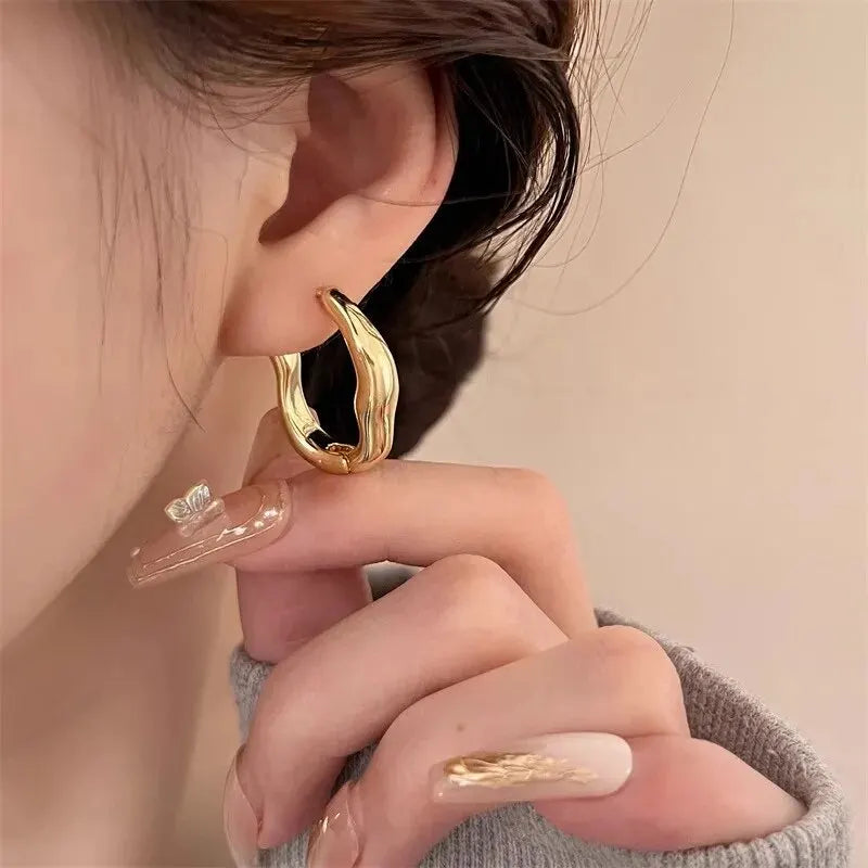 Aros geométricos de metal dorado y plateado: diseño moderno y minimalista.