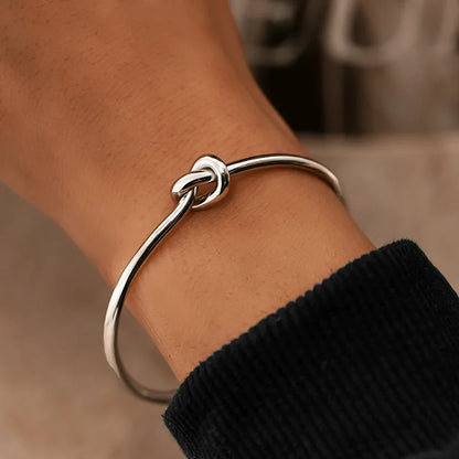 Brazalete de acero inoxidable con nudo vintage: diseño elegante y atemporal.