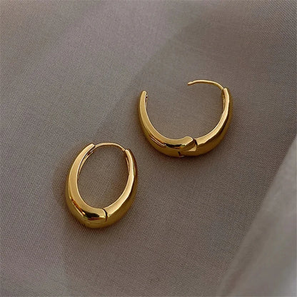 Pendientes de aro clásicos de metal liso: diseño elegante y atemporal.