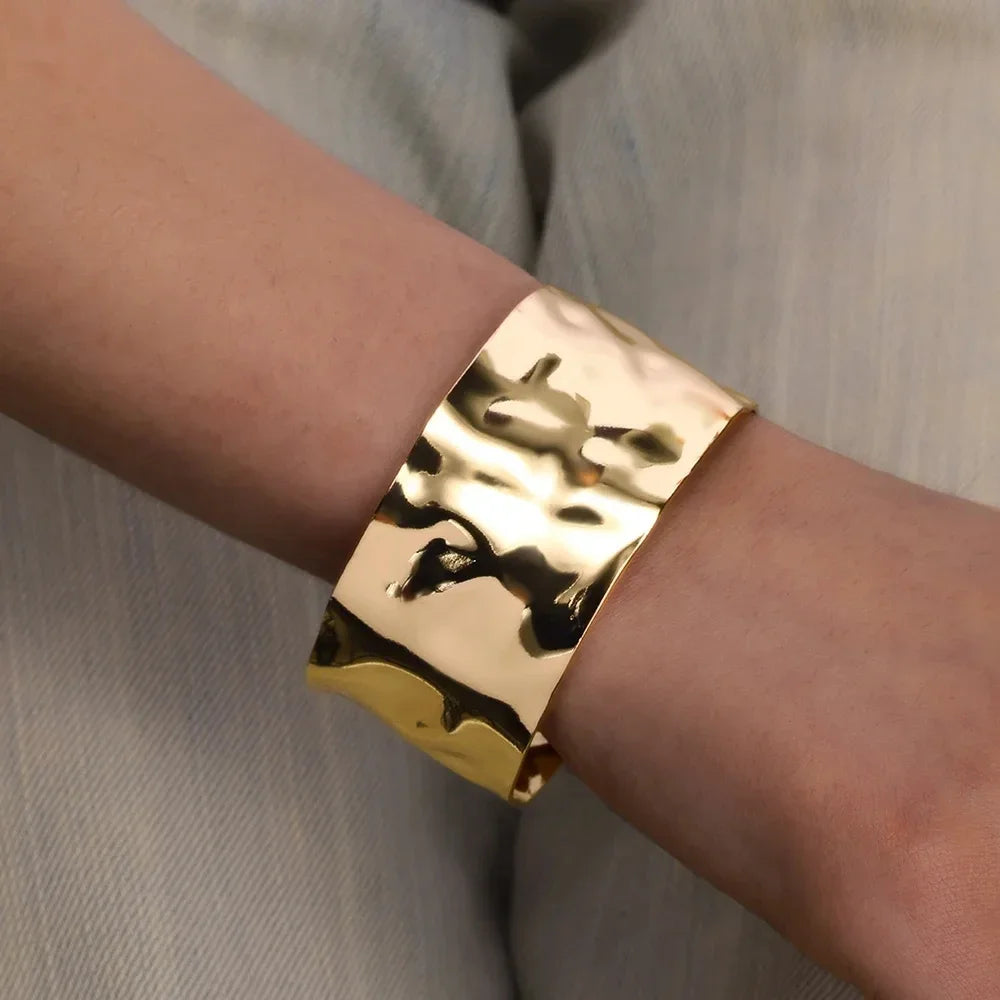 Brazaletes dorados texturizados: diseño elegante y ajustable