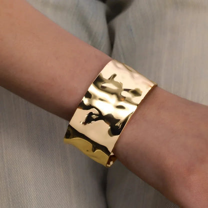 Brazaletes dorados texturizados: diseño elegante y ajustable