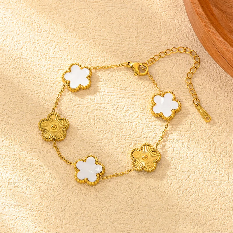 Pulsera ajustable de acero inoxidable reversible con flores: elegante y versátil.
