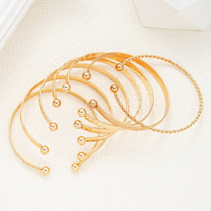 Conjunto de 7 pulseras doradas: elegantes y modernas