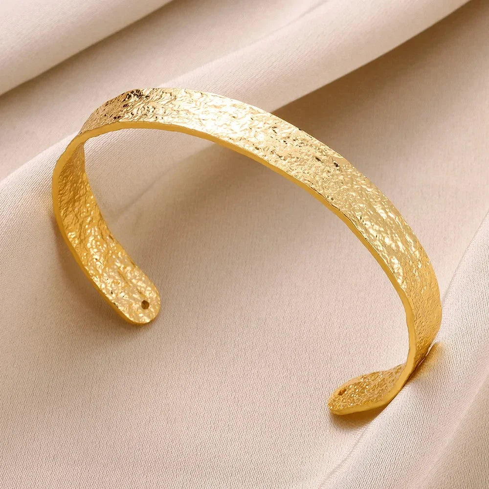 Brazaletes dorados texturizados: diseño elegante y ajustable
