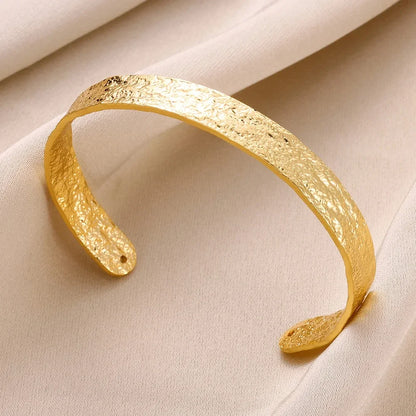 Brazaletes dorados texturizados: diseño elegante y ajustable