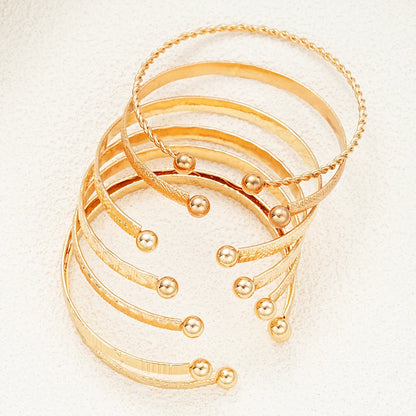 Conjunto de 7 pulseras doradas: elegantes y modernas