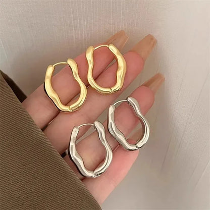 Aros geométricos de metal dorado y plateado: diseño moderno y minimalista.